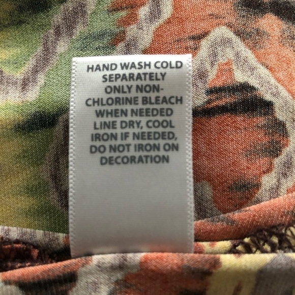 Avenue size 22/24 top. Bright colorful stone accents on front. V neck - Picture 8 of 12